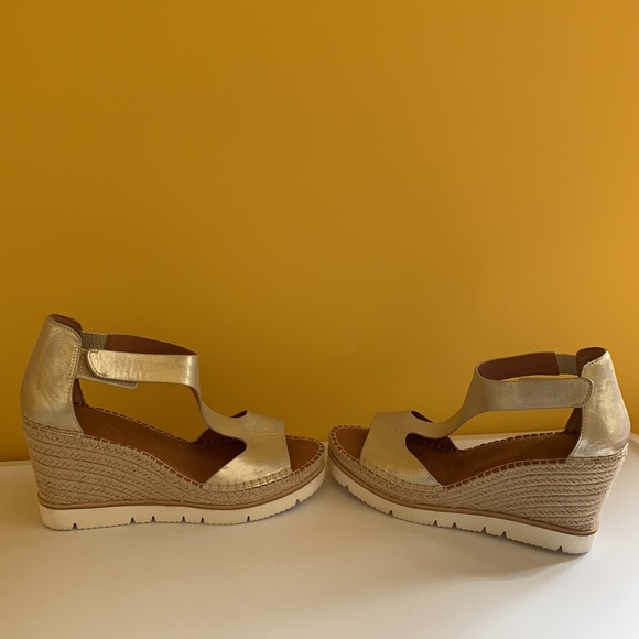 SOLD💰💰STEVE MADDEN Wedge Sandals - Picture 3 of 5